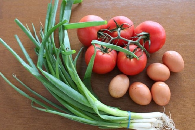 Chuẩn bị nguyên liệu cà chua xào trứng